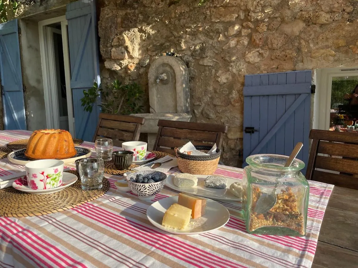 Couette-café La Parenthese Du Var - Chambre D'Hotes Petits Dejeuners Inclus Et Terrasse Ombragee Saint-Antonin-du-Var