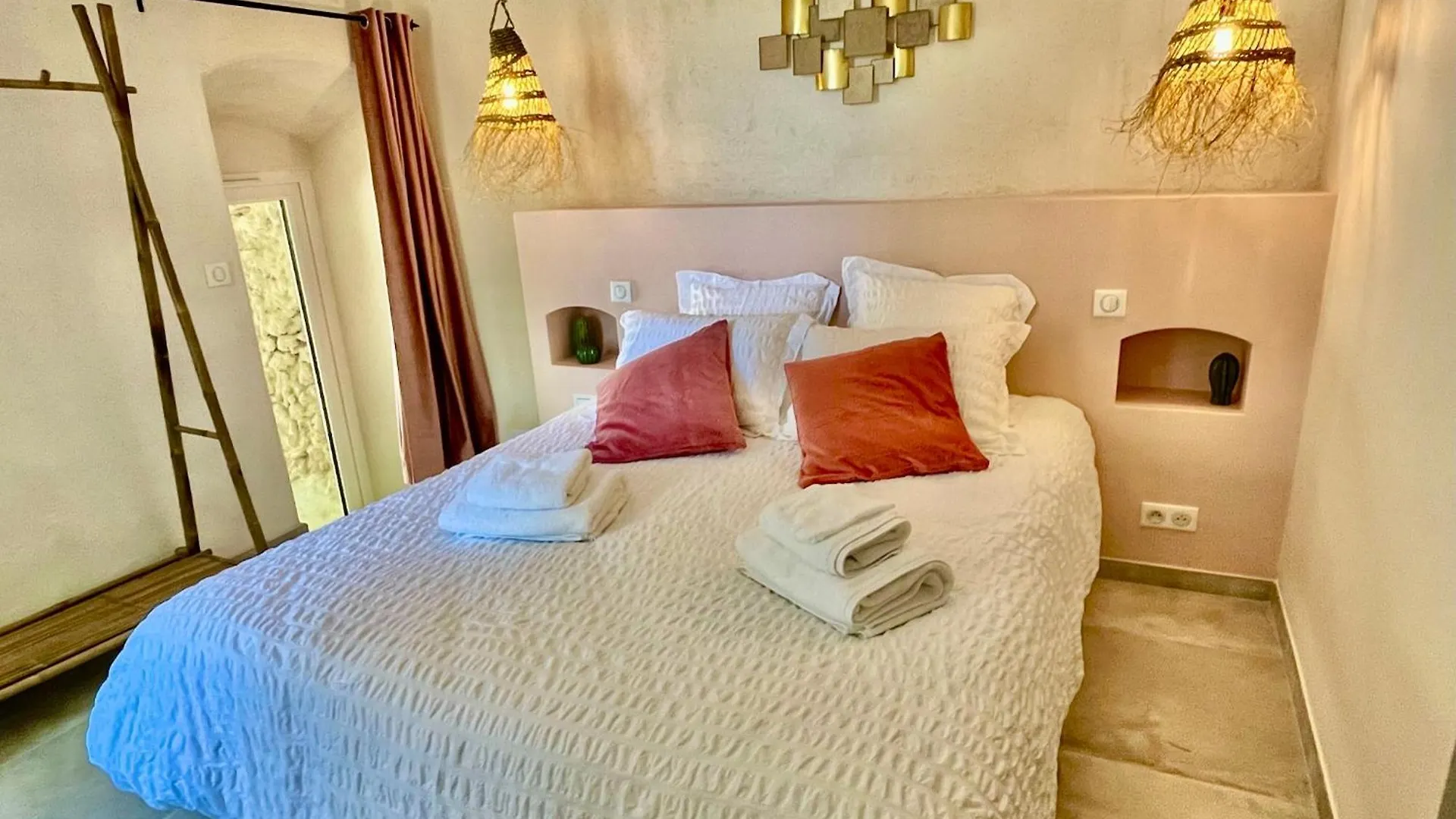 La Parenthese Du Var - Chambre D'Hotes Petits Dejeuners Inclus Et Terrasse Ombragee Saint-Antonin-du-Var 0*,  France