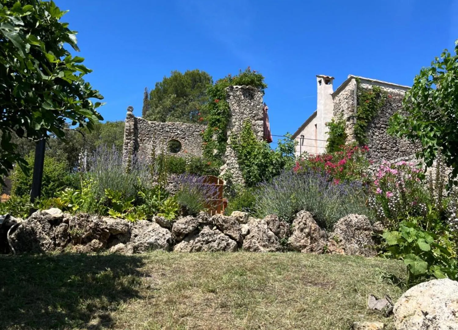 La Parenthese Du Var - Chambre D'Hotes Petits Dejeuners Inclus Et Terrasse Ombragee Saint-Antonin-du-Var